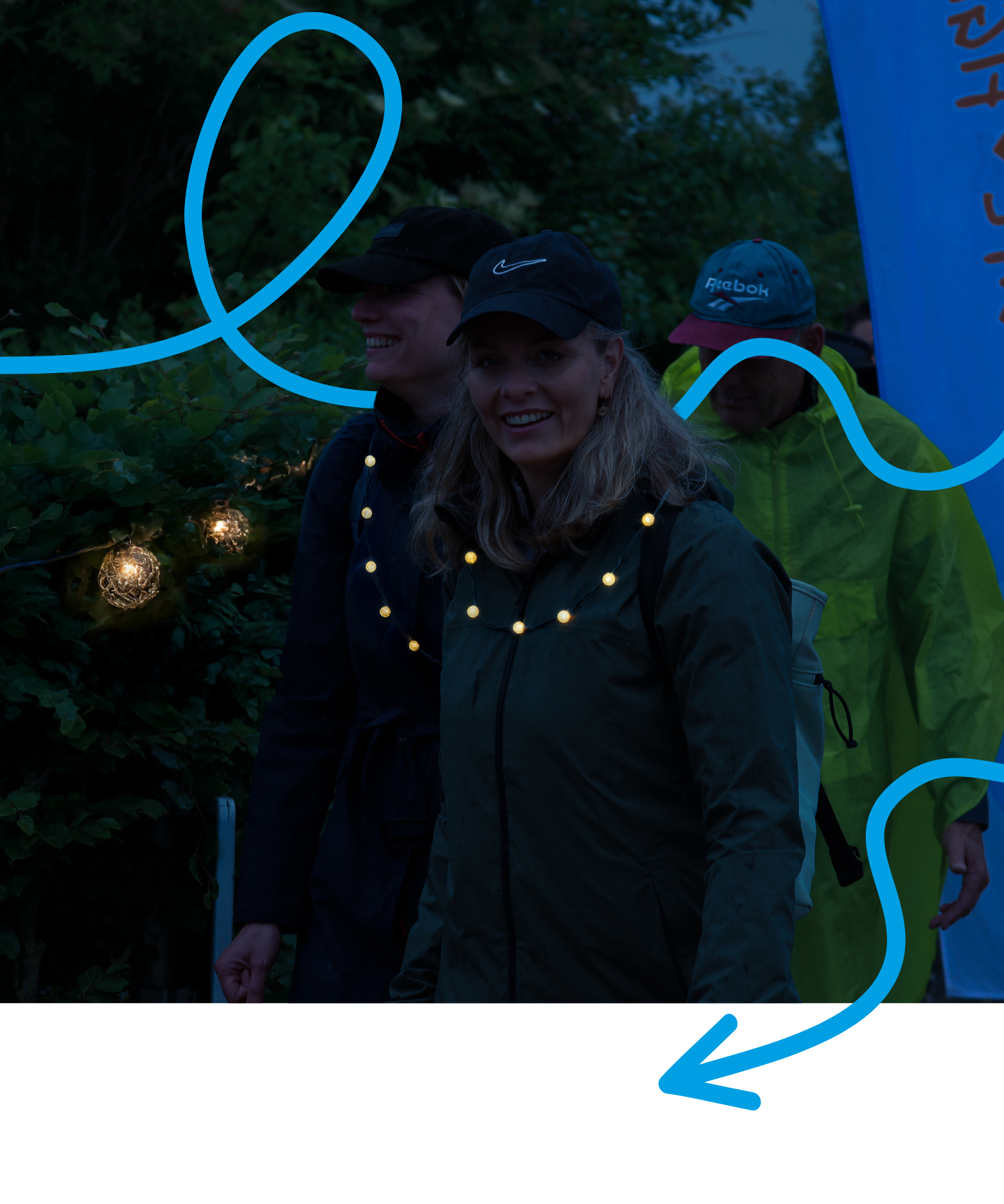 Drie lopende meiden in het donker met lichtslinger op de achtergrond.
