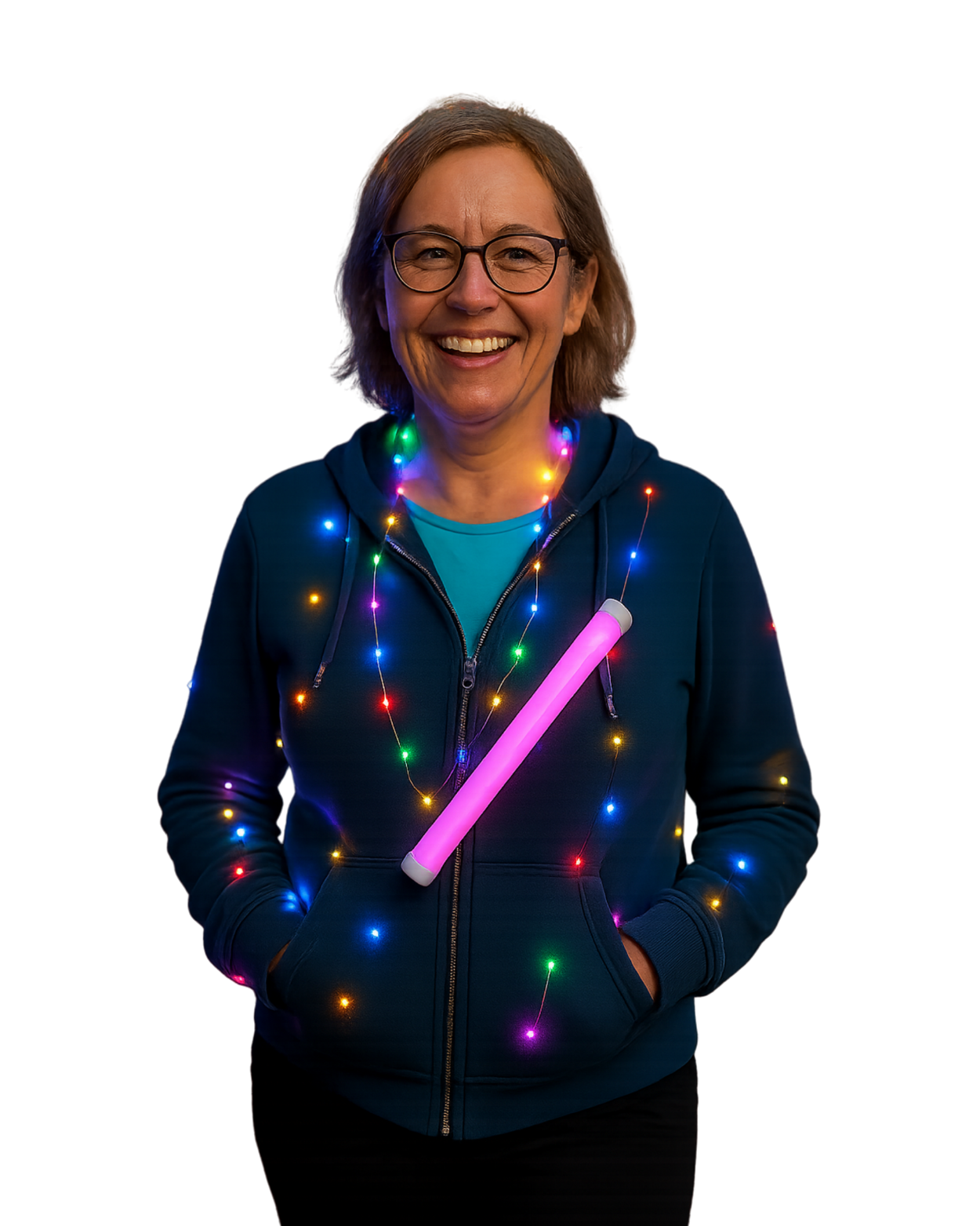 Lachende volwassen vrouw met een lichtgevende ketting.